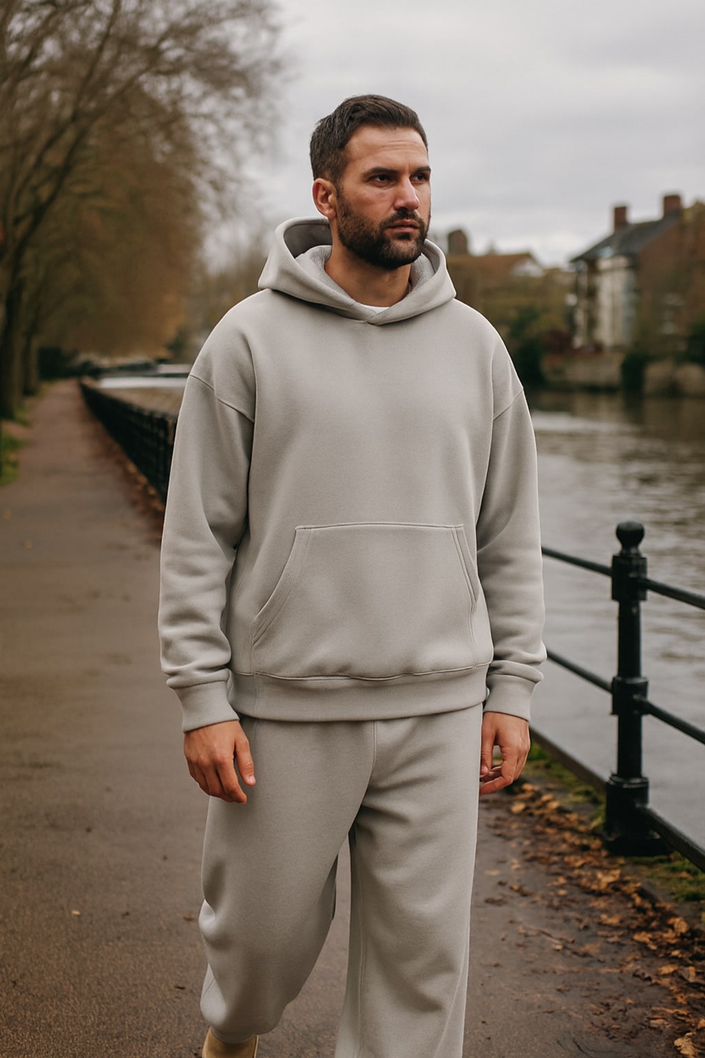 Man wearing the men's oversized tracksuit on an autumn street